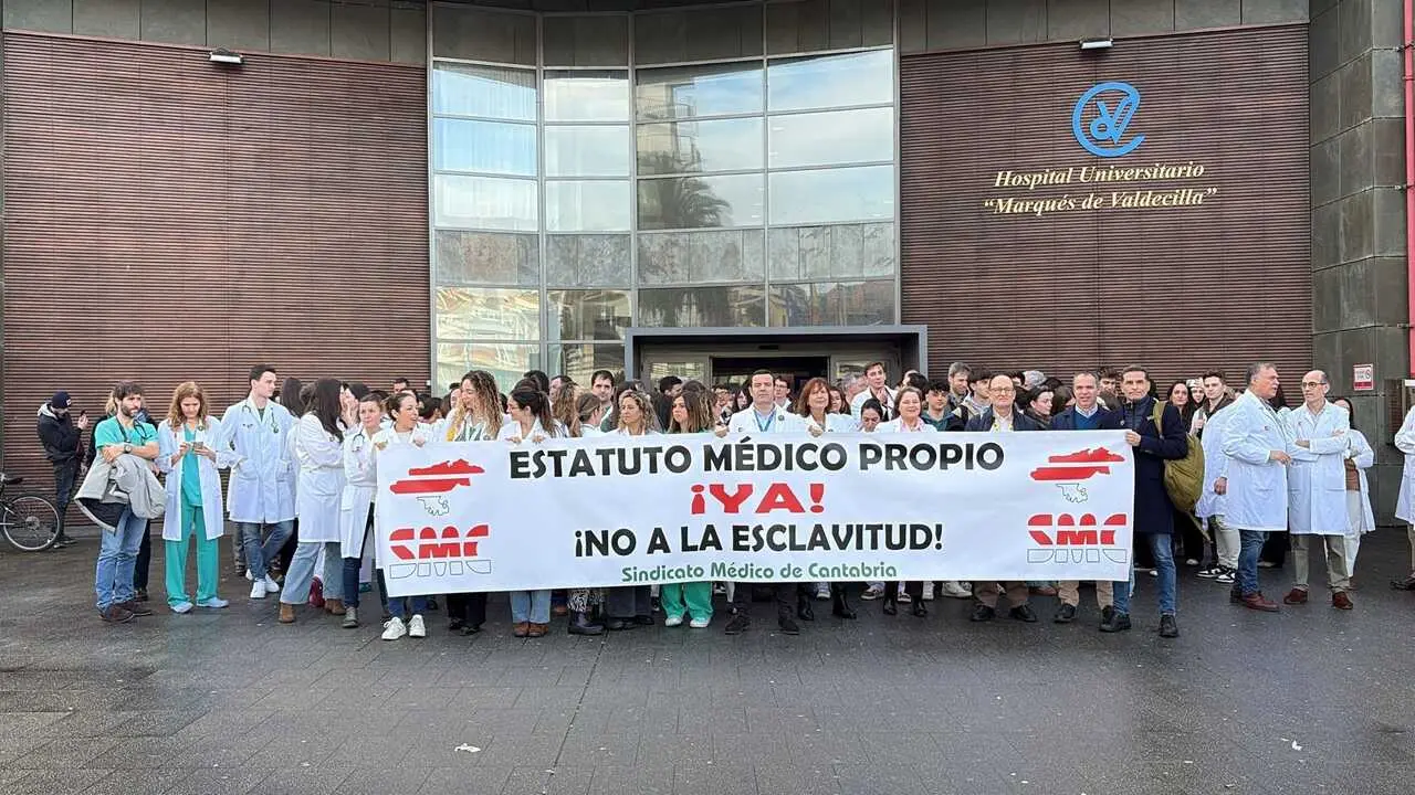Un grupo de m&eacute;dicos de Valdecilla en una de las protestas contra el Estatuto Marco. / Alerta
