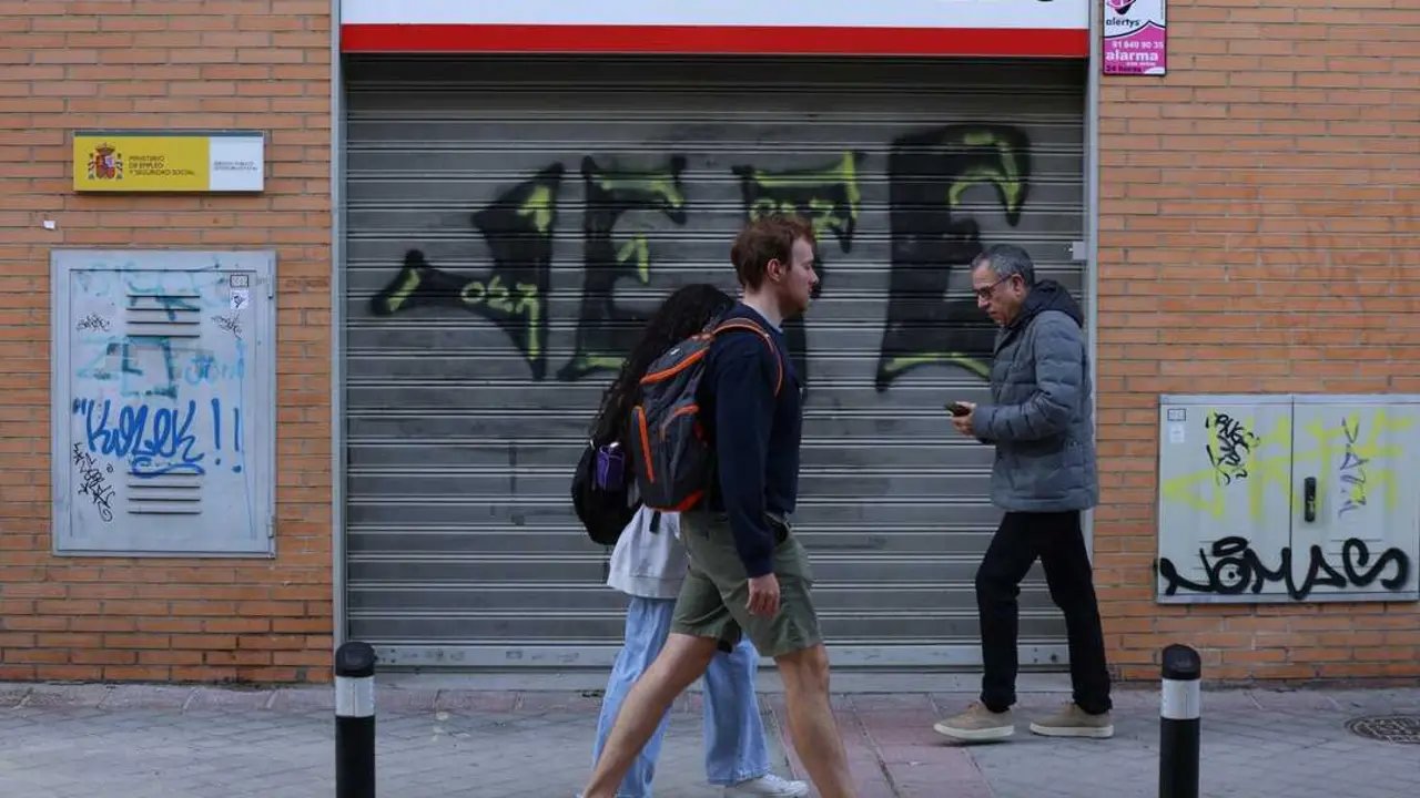 Una persona pasa frente a la fachada de una Oficina del SEPE. / Marta Fern&aacute;ndez