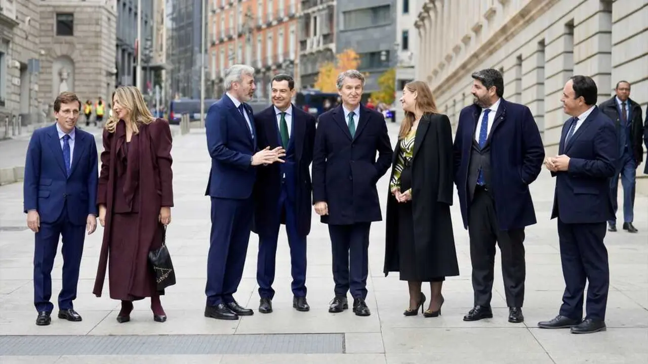 El l&iacute;der del Partido Popular, Alberto N&uacute;&ntilde;ez Feij&oacute;o (4d), conversa con los presidentes auton&oacute;micos de Arag&oacute;n, Jorge Azc&oacute;n (3i); Andaluc&iacute;a, Juanma Moreno (4i), Murcia, Fernando L&oacute;pez-Miras (2d), y Valencia, Juanfran P&eacute;rez Llorca (d), entre otros. / Borja S&aacute;nchez-Trillo