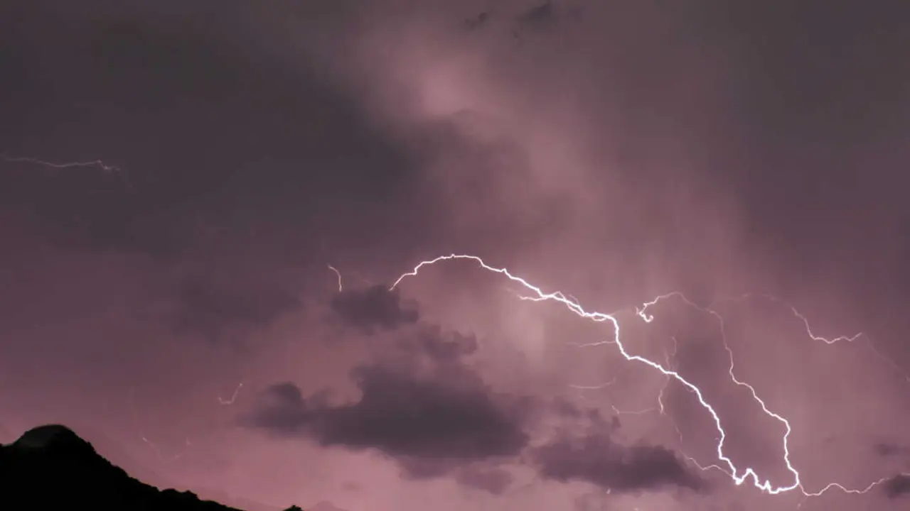 Los televisores y ordenadores son los aparatos m&aacute;s afectados por descargas durante tormentas. / EP