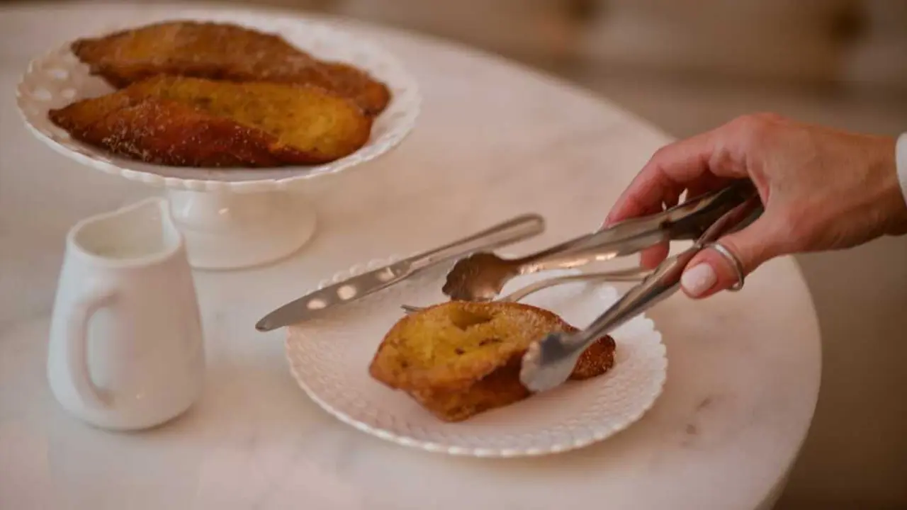 Una persona sirve un dulce en un plato. / EP