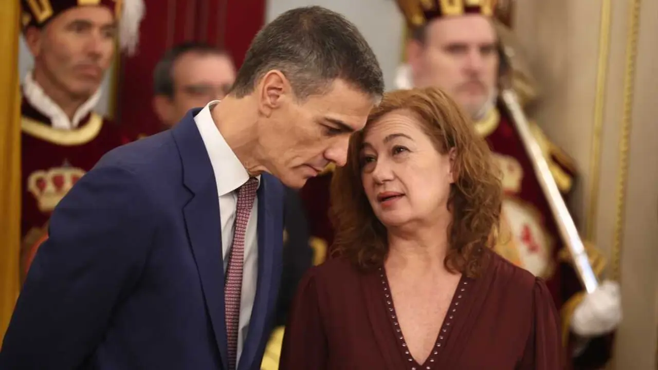 El presidente del Gobierno, Pedro S&aacute;nchez, y la presidenta del Congreso, Francina Armengol, durante el acto institucional por el D&iacute;a de la Constituci&oacute;n. / Eduardo Parra