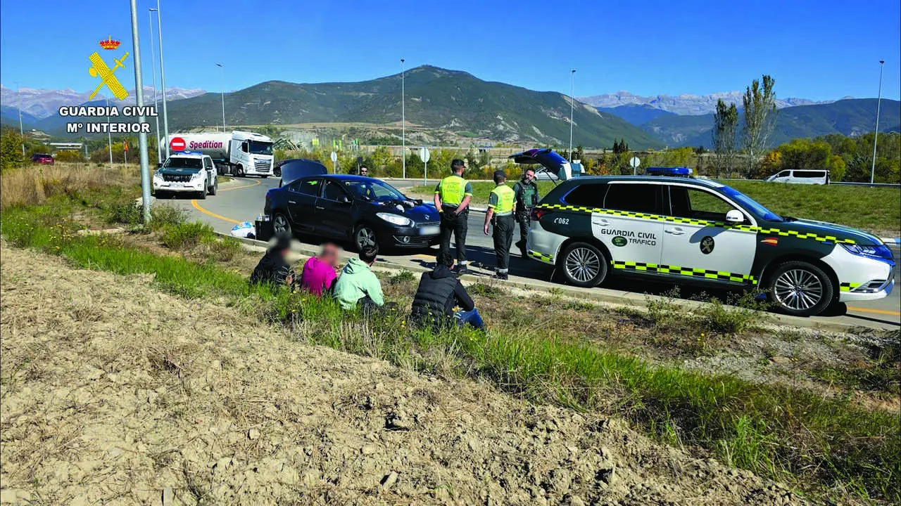 Agentes de la Guardia Civil con cuatro detenidos por una serie de robos con fuerza en establecimientos. / Alerta