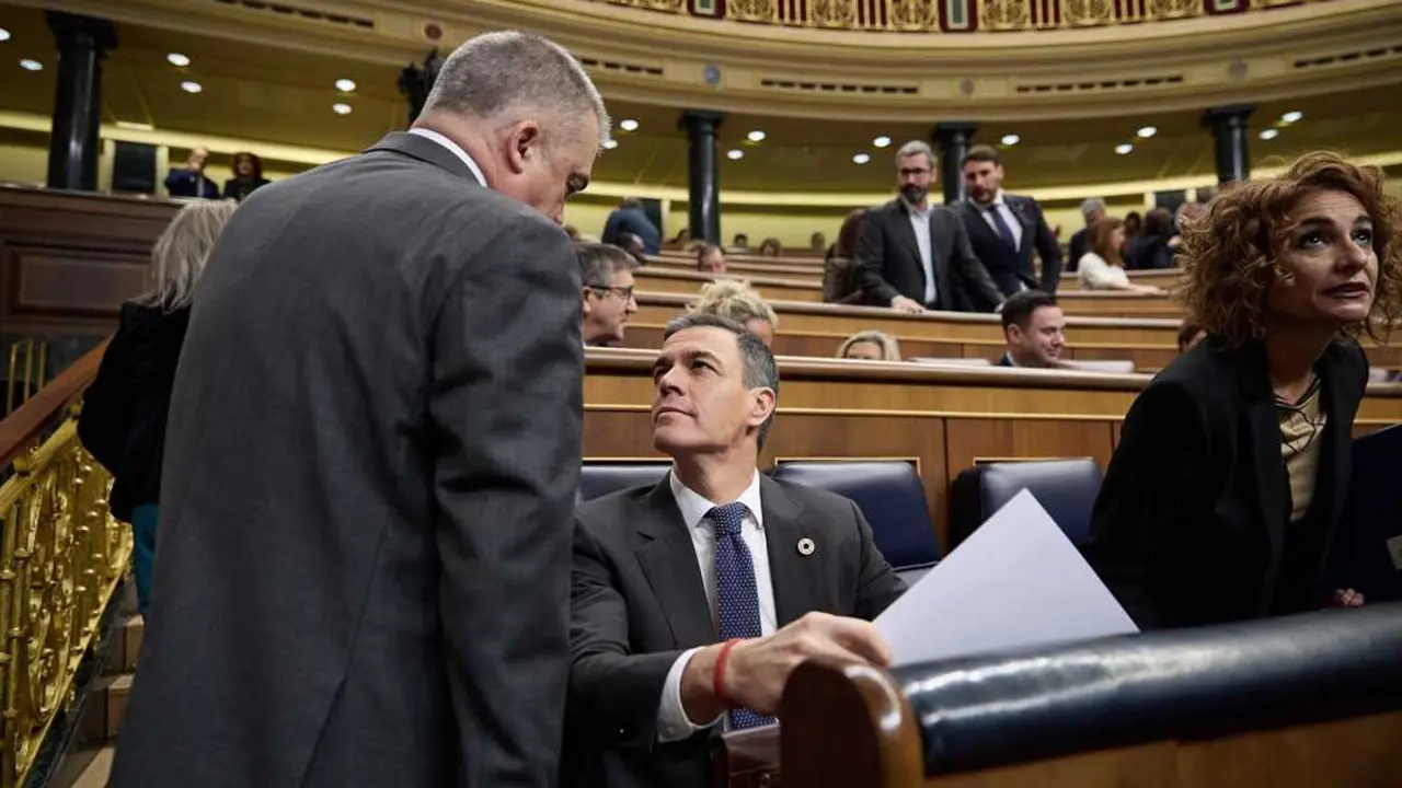 El exsecretario de Organizaci&oacute;n del PSOE, Santos Cerd&aacute;n (i) y el presidente del Gobierno, Pedro S&aacute;nchez (d), durante una sesi&oacute;n de control al Gobierno. / Jes&uacute;s Hell&iacute;n