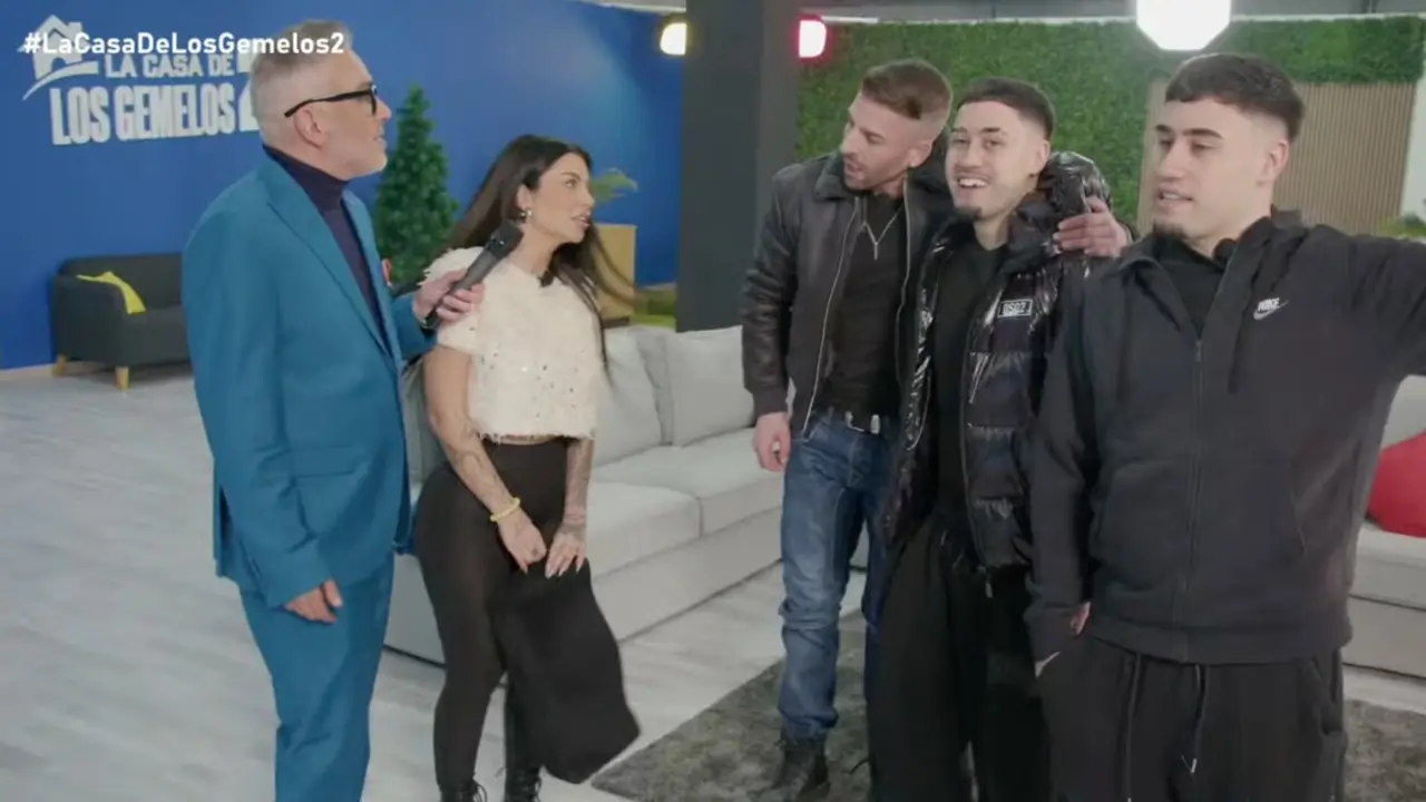 Carlos y Dani durante el estreno. / Youtube