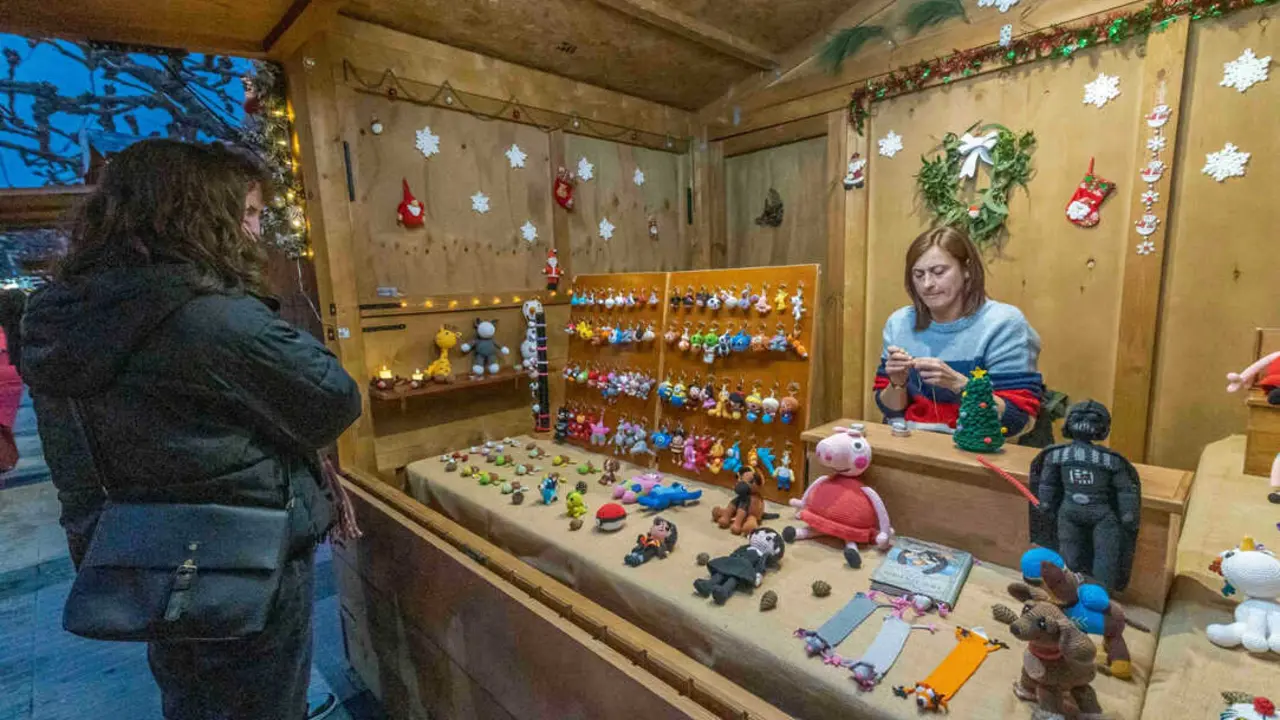 Uno de los puestos el mercado de Navidad de Torrelavega. / A.E.