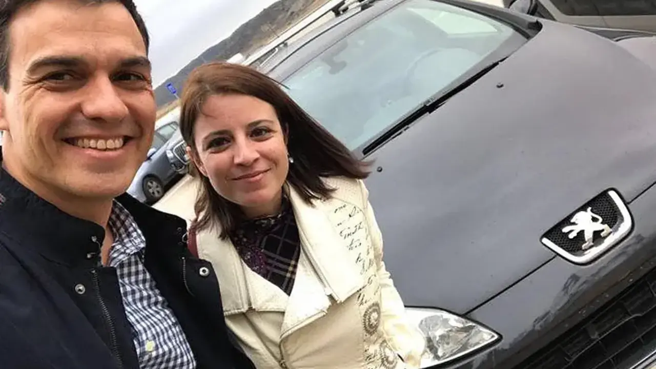 Pedro S&aacute;nchez y Adriana Lastra posan junto al peugeot en febrero de 2017.