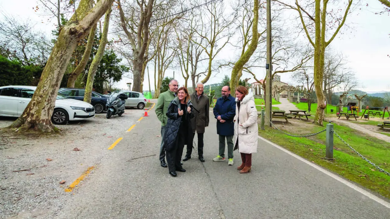 La presidenta de Cantabria, Mar&iacute;a Jos&eacute; S&aacute;enz de Buruaga, durante su visita ayer al municipio de Miengo. / Alerta