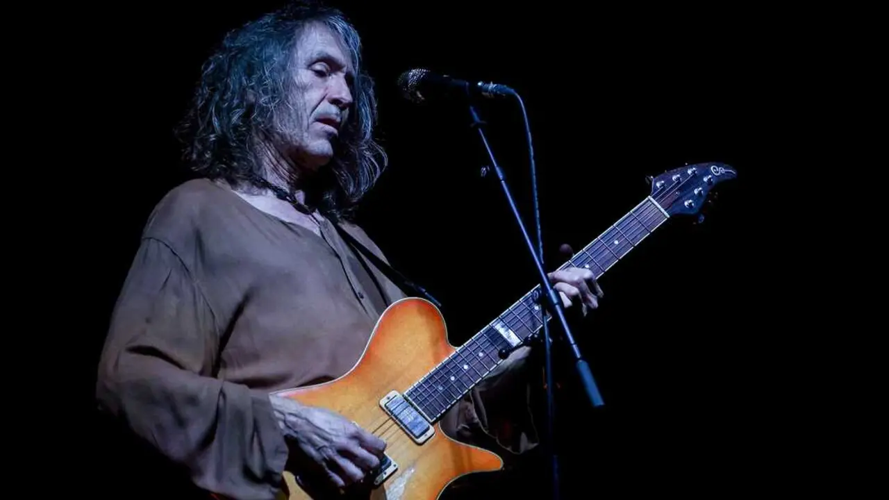 El cantante Roberto Iniesta, 'Robe', durante un concierto en el Auditorio Miguel R&iacute;os. / Ricardo Rubio