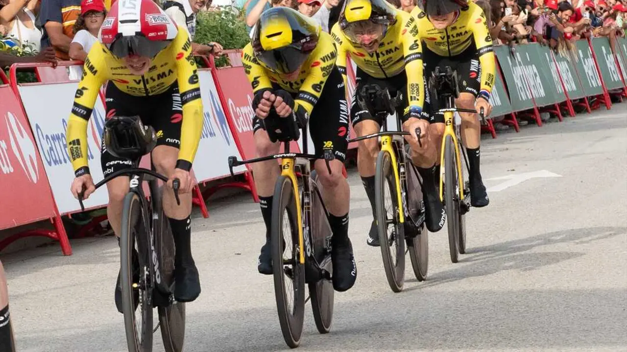 Cuatro ciclistas del equipo Visma-Lease a Bike llegan a la meta de la contrarreloj por equipos. / Gl&ograve;ria S&aacute;nchez