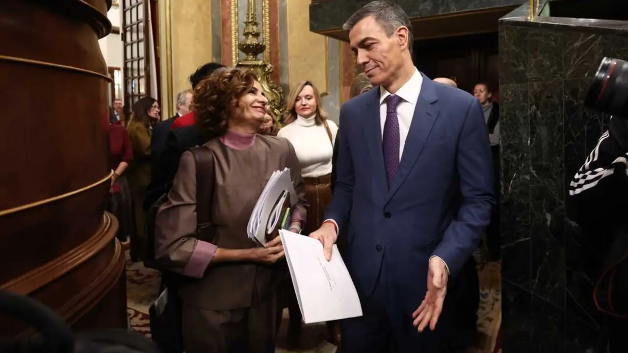 El presidente del Gobierno, Pedro S&aacute;nchez, y la vicepresidenta primera y ministra de Hacienda, Mar&iacute;a Jes&uacute;s Montero. / Eduardo Parra