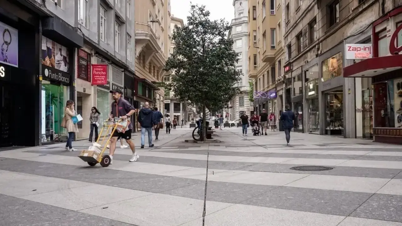 Varias personas caminan por una calle comercial de Santander. / ALERTA