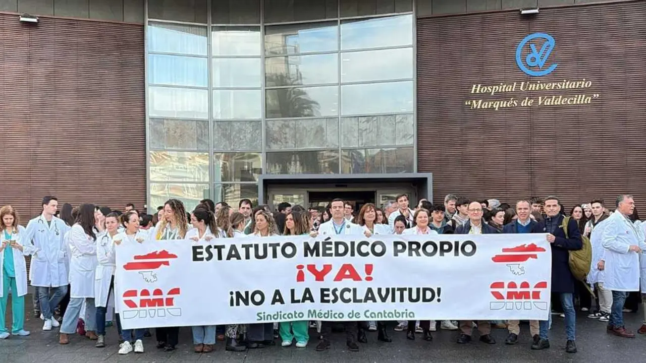 M&eacute;dicos del Hospital Valdecilla se concentran a las puertas del centro en apoyo a la huelga nacional convocada por el Sindicato M&eacute;dico de Cantabria, exigiendo un estatuto profesional propio.