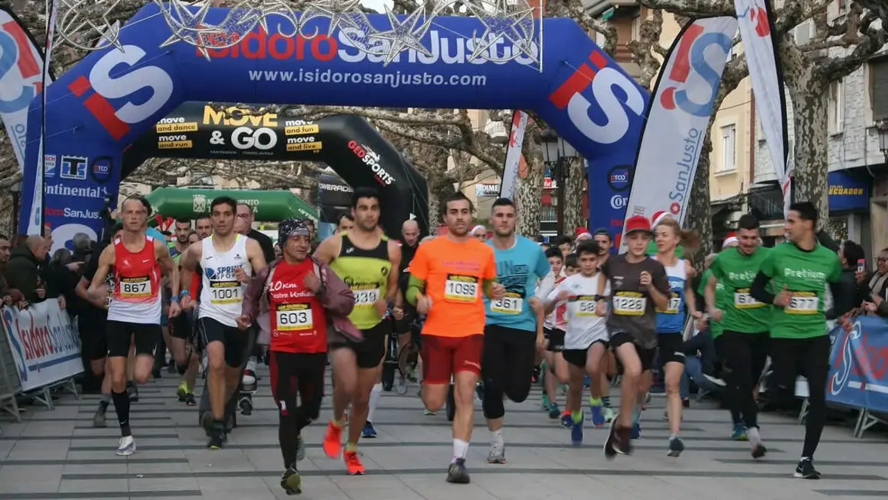 Participantes de la San Silvestre en Torrelavega en otras ediciones. / Archivo