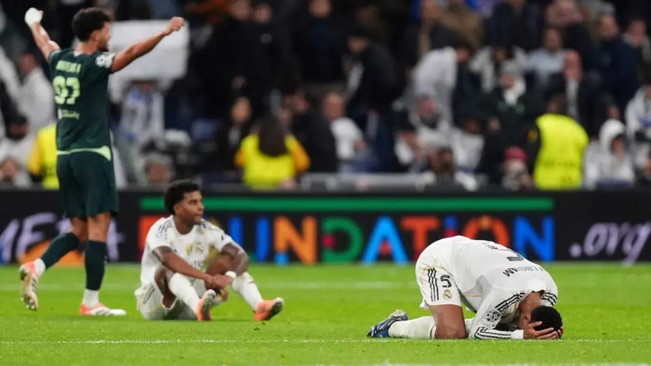 Bellingham y Rodrygo se lamentan tras caer ante el City. / Mike Egerton
