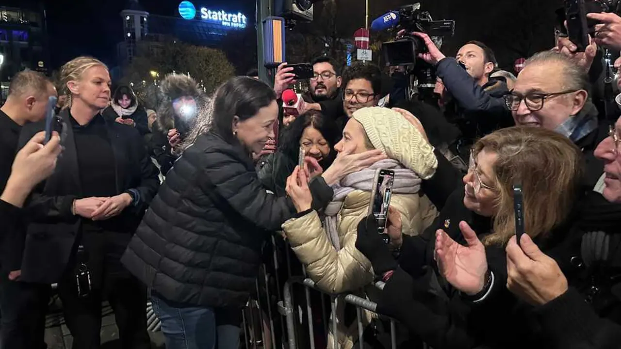 Mar&iacute;a Corina Machado saluda emocionada a simpatizantes venezolanos durante su reaparici&oacute;n en Oslo, donde fue recibida entre gritos de &laquo;&iexcl;Libertad!&raquo;. La l&iacute;der opositora denunci&oacute; en su discurso &laquo;una dictadura brutal&raquo; en Venezuela y anunci&oacute; su regreso al pa&iacute;s.