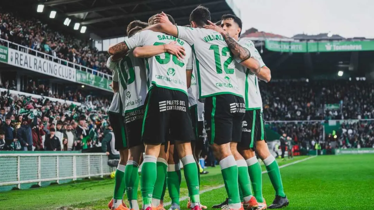 Los jugadores del Racing se abrazan tras un gol en El Sardinero. / RRC