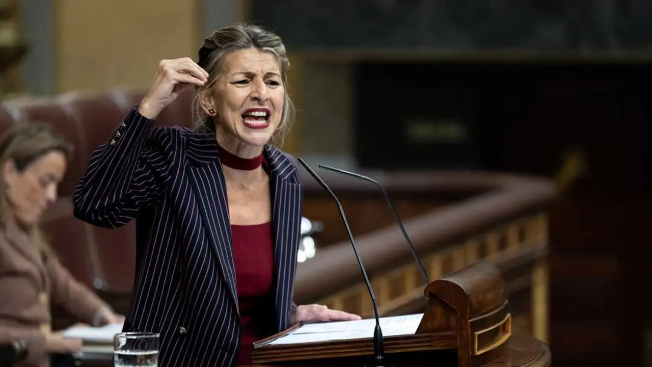 La vicepresidenta segunda y ministra de Trabajo y Econom&iacute;a Social, Yolanda D&iacute;az, durante una sesi&oacute;n de control al Gobierno, en el Congreso de los Diputados, a 10 de diciembre de 2025, en Madrid (Espa&ntilde;a). 

Firma: Ananda Manj&oacute;n / Europa Press