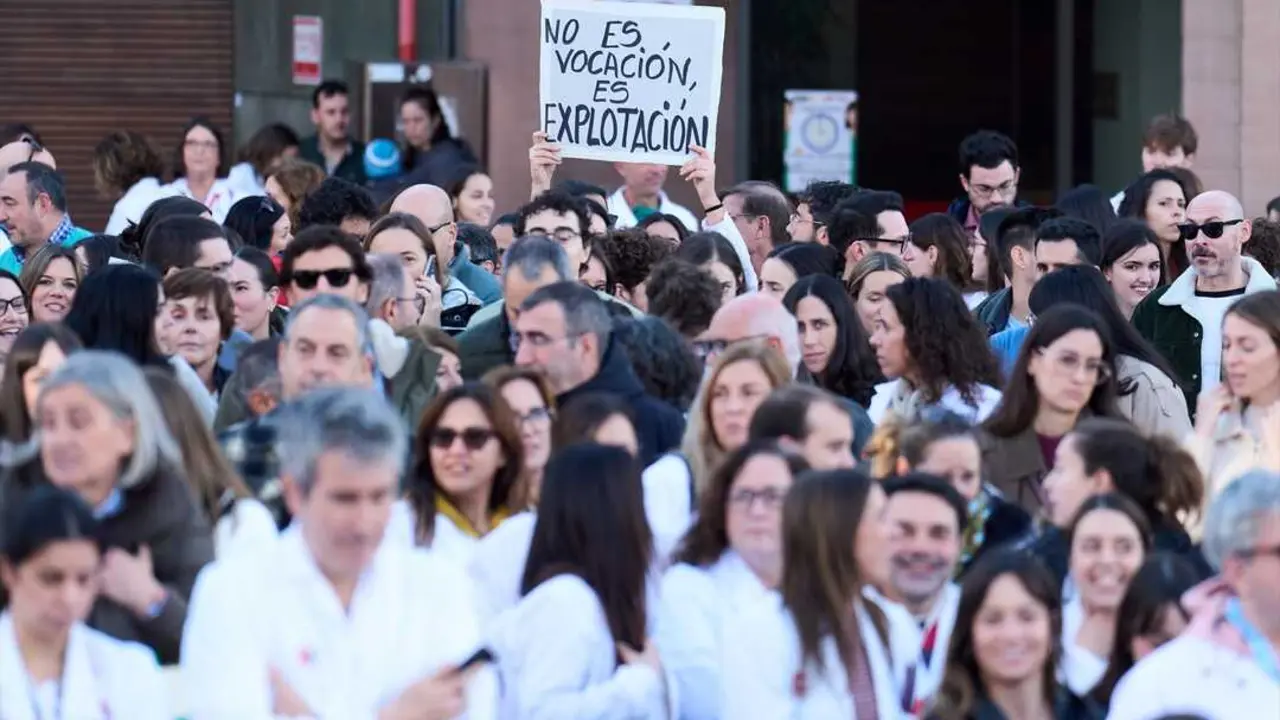 Decenas de m&eacute;dicos durante una concentraci&oacute;n convocada por el Sindicato M&eacute;dico contra el Estatuto Marco propuesto por el Ministerio de Sanidad, a 11 de diciembre de 2025, en Santander, Cantabria (Espa&ntilde;a). La Confederaci&oacute;n Espa&ntilde;ola de Sindicatos M&eacute;dicos (CESM) y el Sindicato M&eacute;dico Andaluz (SMA) ha convocado cuatro jornadas de huelga nacional esta semana, a las que se han sumado otros sindicatos, para mostrar el rechazo de la profesi&oacute;n al nuevo Estatuto Marco del personal del Sistema Nacional de Salud (SNS) propuesto por el Ministerio de Sanidad. leer menos

Firma: Juanma Serrano / Europa Press