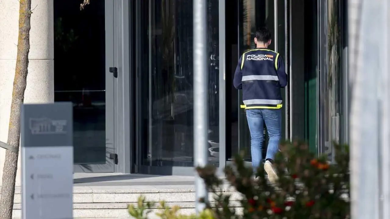 Efectivos de la Guardia Civil y de la Polic&iacute;a Nacional durante un registro por parte de la Guardia Civil de la sede de la aerol&iacute;nea Plus Ultra, a 11 de diciembre de 2025, en Madrid (Espa&ntilde;a). La Unidad de Delincuencia Econ&oacute;mica y Fiscal (UDEF) de la Polic&iacute;a Nacional ha registrado la aerol&iacute;nea Plus Ultra en el marco de una investigaci&oacute;n por presunto blanqueo, seg&uacute;n han confirmado a Europa Press este jueves fuentes del caso. leer menos

Firma: Alberto Ortega / Europa Press