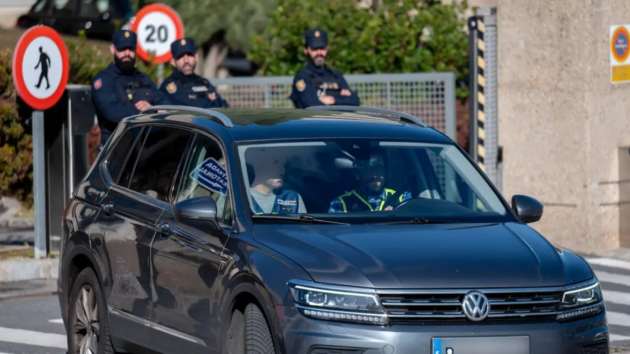 Efectivos de la Guardia Civil y de la Polic&iacute;a Nacional durante un registro por parte de la Guardia Civil de la sede de la aerol&iacute;nea Plus Ultra, a 11 de diciembre de 2025, en Madrid (Espa&ntilde;a).  

Firma: Alberto Ortega / Europa Press