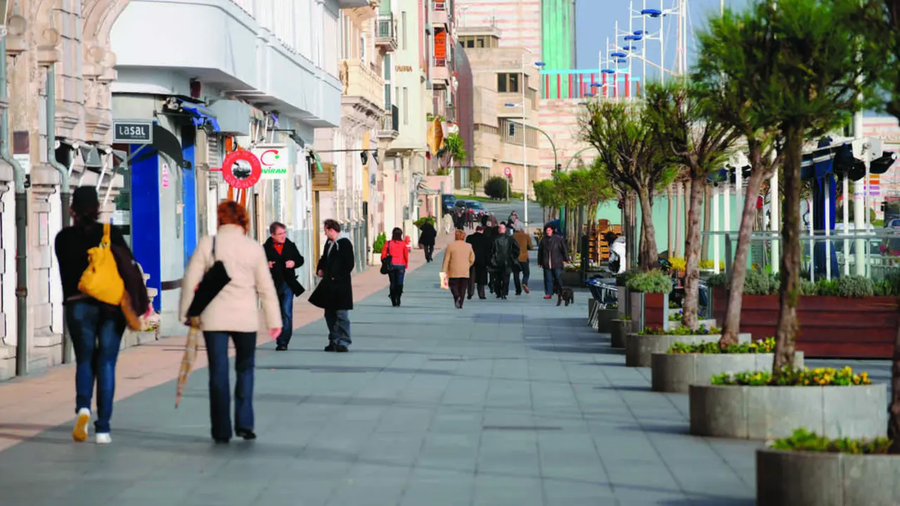 Varias personas caminando por una de las calles de Santander. / Alerta / Archivo