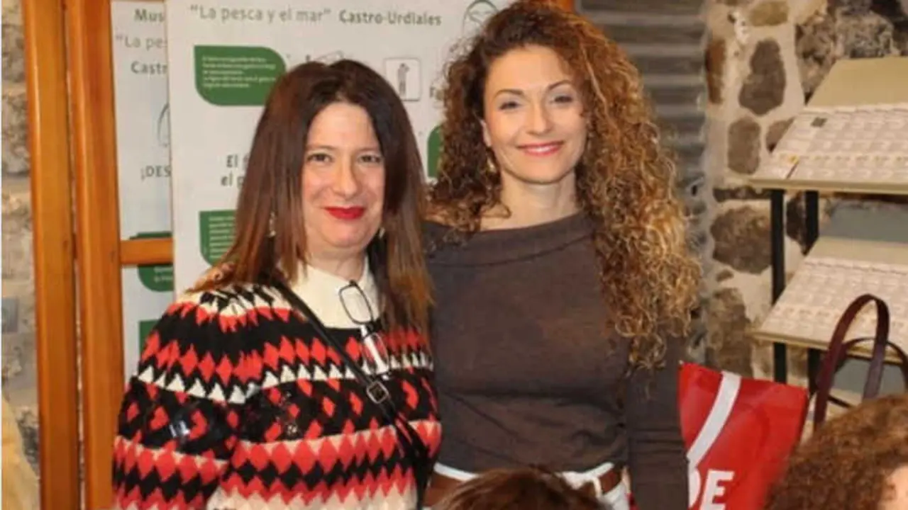 Ainoa Qui&ntilde;ones y Leire D&iacute;ez en un acto p&uacute;blico en Cantabria.