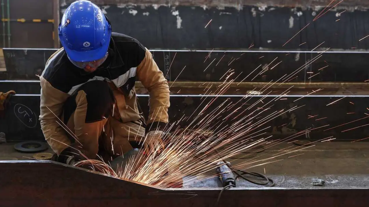 Un trabajador en una f&aacute;brica. / Alexander Ryumin