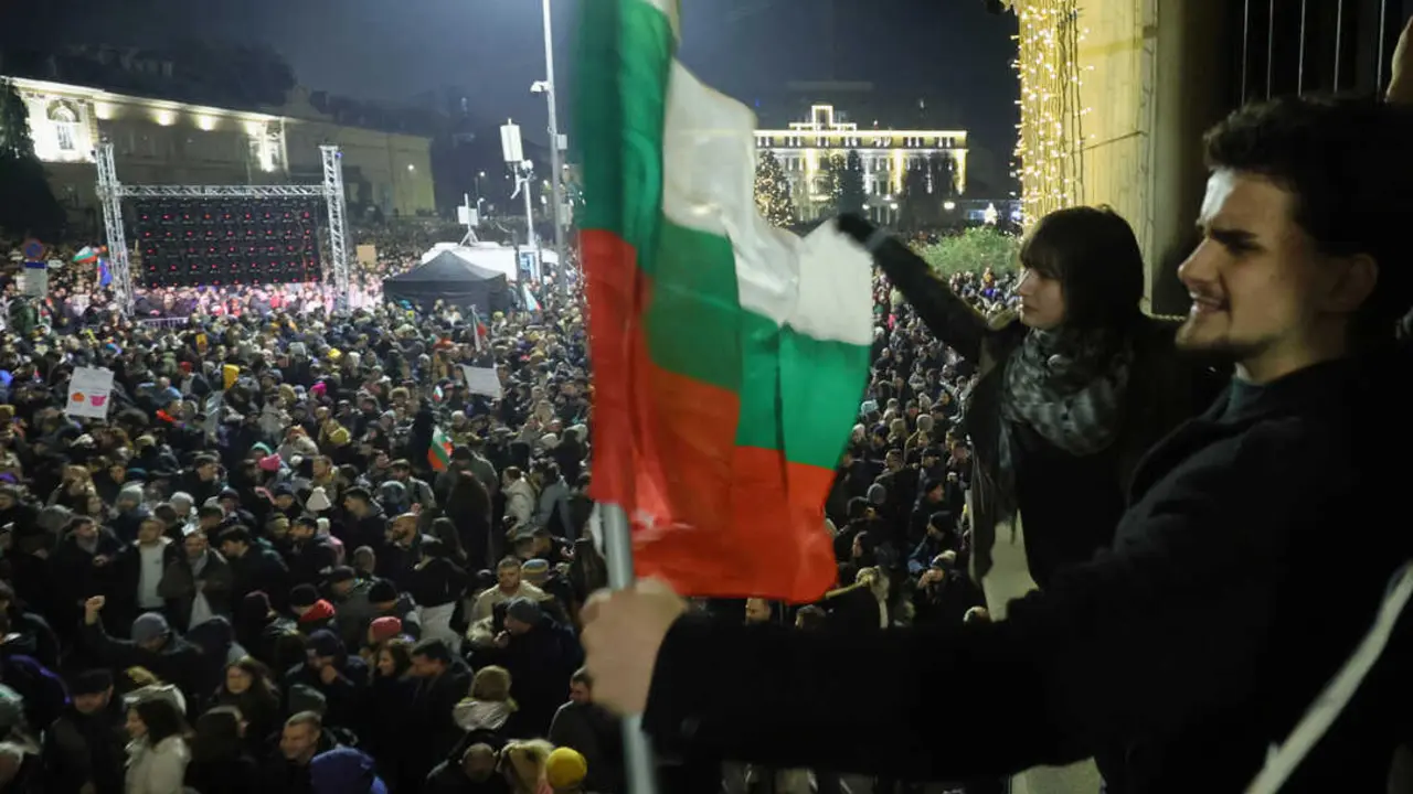 Cae el Gobierno de Bulgaria tras las protestas masivas contra la corrupci&oacute;n