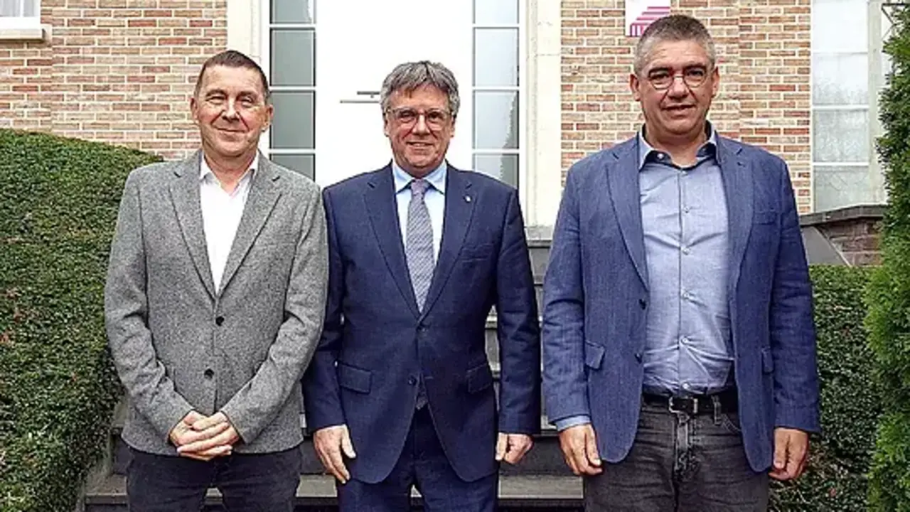 Arnaldo Otegi, Carles Puigdemont y Gorka Elejabarrieta, ayer, en el palacete de Waterloo en B&eacute;lgica.