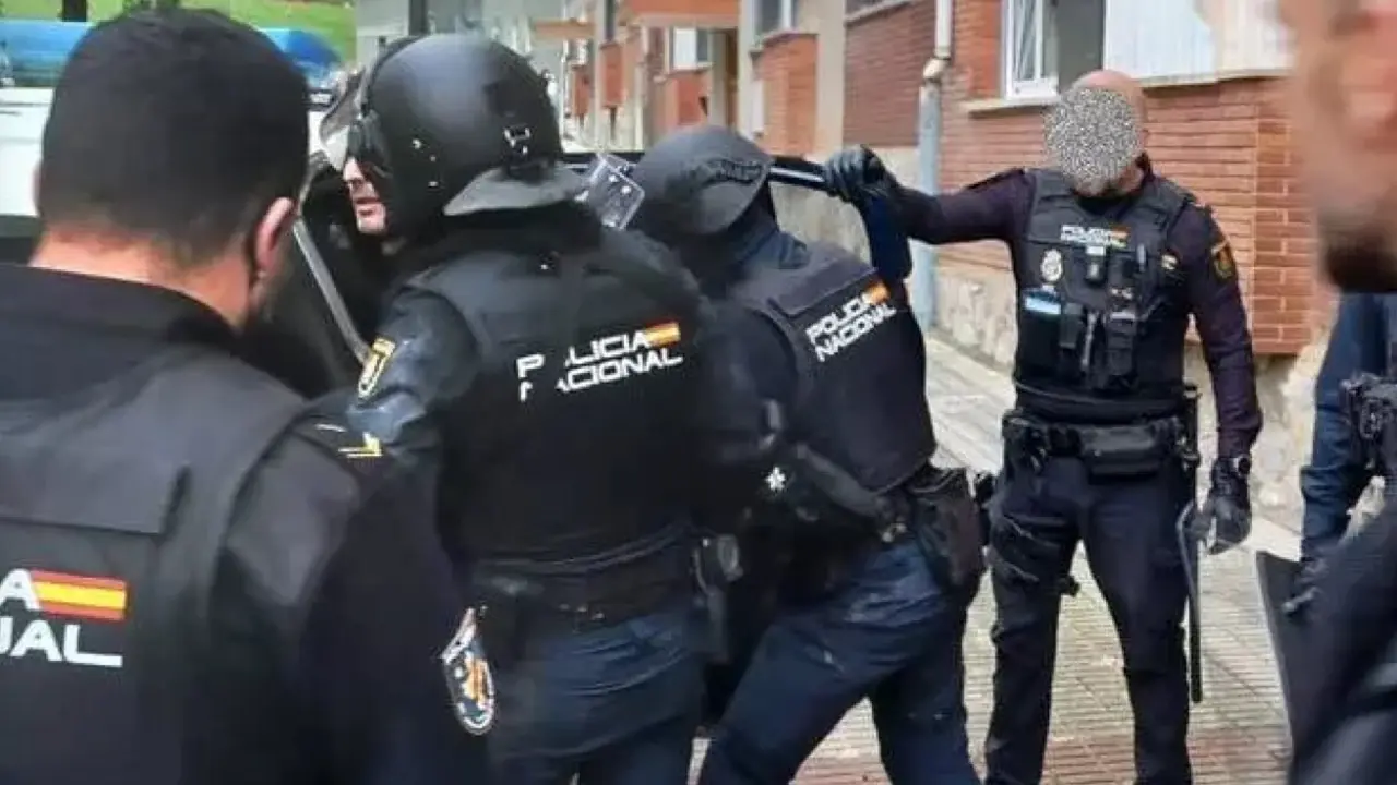 Agentes de la Polic&iacute;a Nacional durante la operaci&oacute;n en Langreo (Asturias), en la que se rescat&oacute; a una mujer retenida y amenazada durante diez d&iacute;as por su pareja, que fue detenido en el interior de la vivienda.