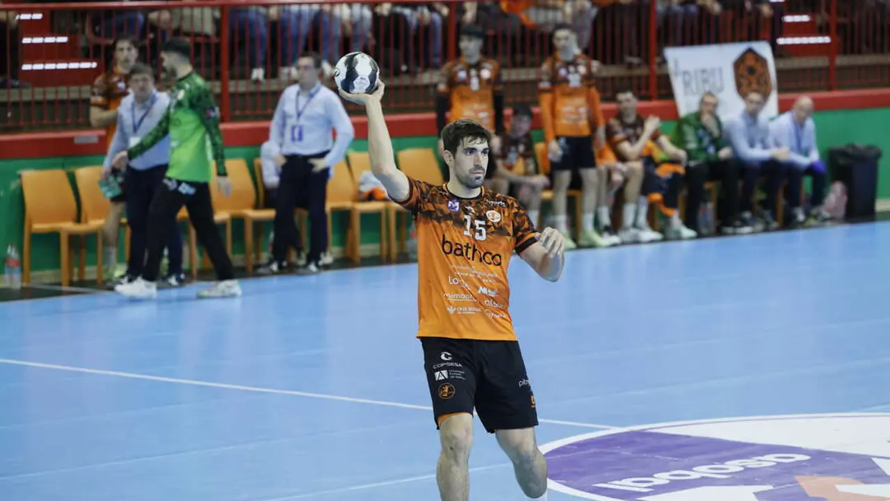 Juanjo Fern&aacute;ndez durante un partido con el BM Torrelavega. / BM Torrelavega