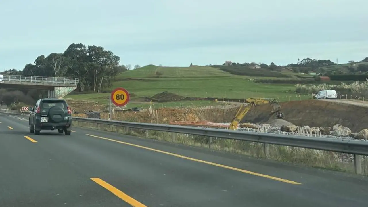 Avance de las obras en la A-67 a la altura de Polanco, donde se mantienen restricciones de velocidad y presencia de maquinaria pesada junto a la v&iacute;a.