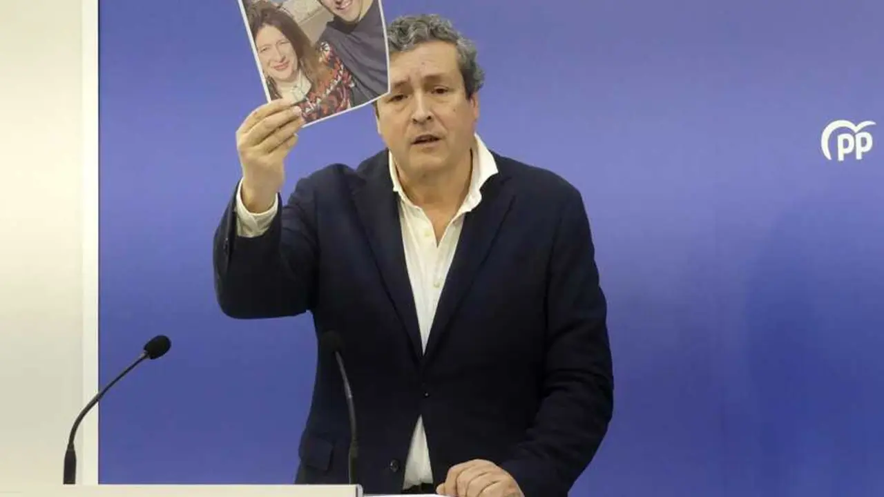 &Iacute;&ntilde;igo Fern&aacute;ndez muestra una fotograf&iacute;a de Leire D&iacute;ez y Pedro Casares. / Alerta