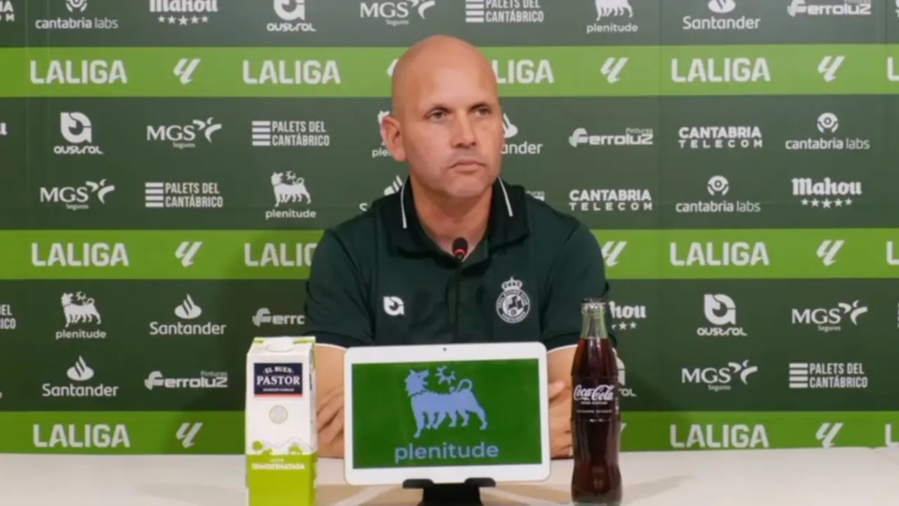 El entrenador del Racing de Santander, Jos&eacute; Alberto, durante la rueda de prensa. / RRC