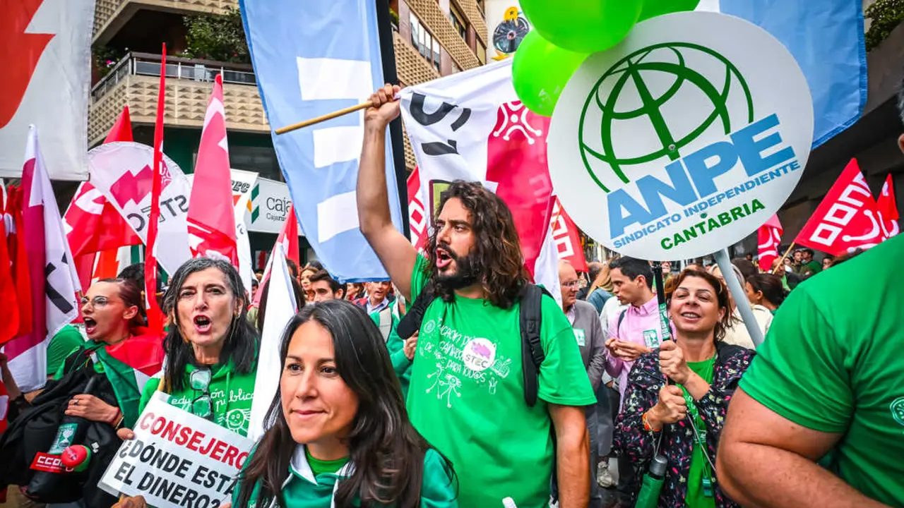 La mayor&iacute;a de los sindicatos aplaza la protesta que estaba programada para hoy. / Alerta
