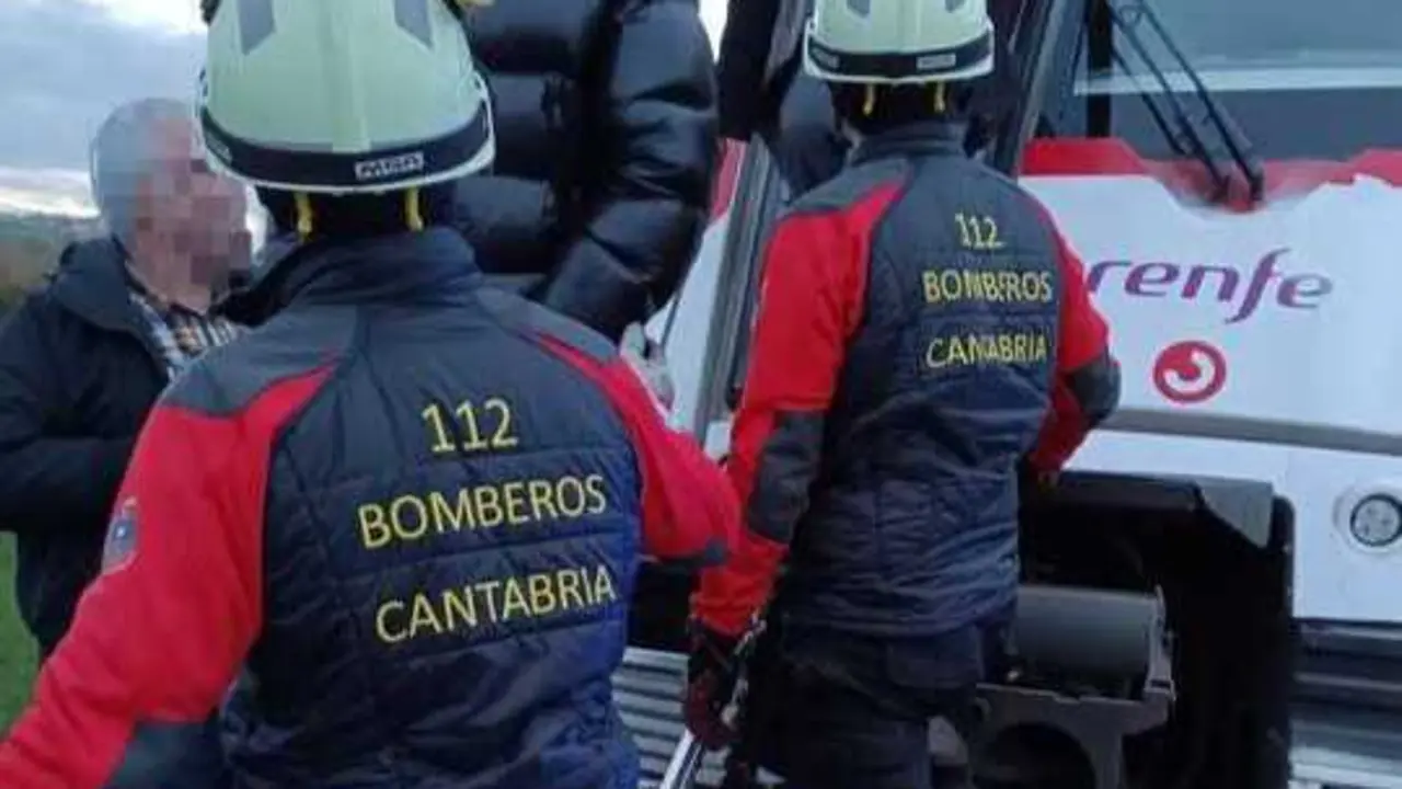 Bomberos auton&oacute;micos y Guardia Civil participaron en la evacuaci&oacute;n. / Alerta
