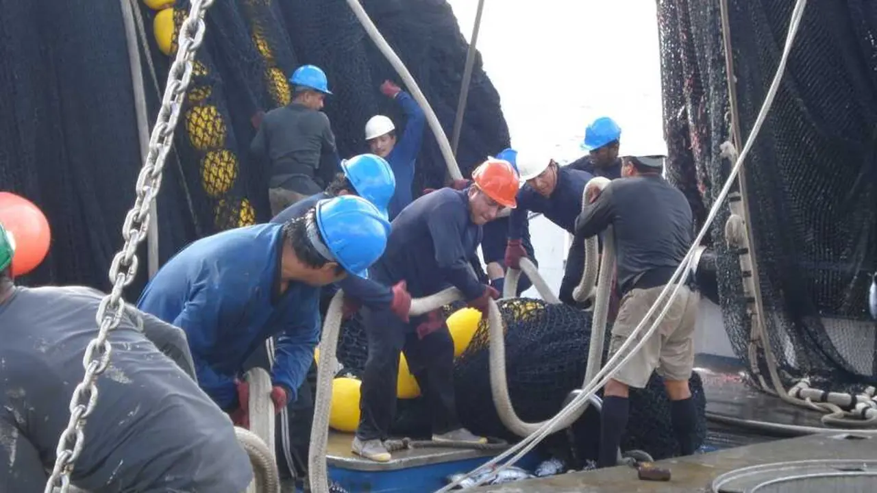 Pescadores de un atunero. / OPAGAC