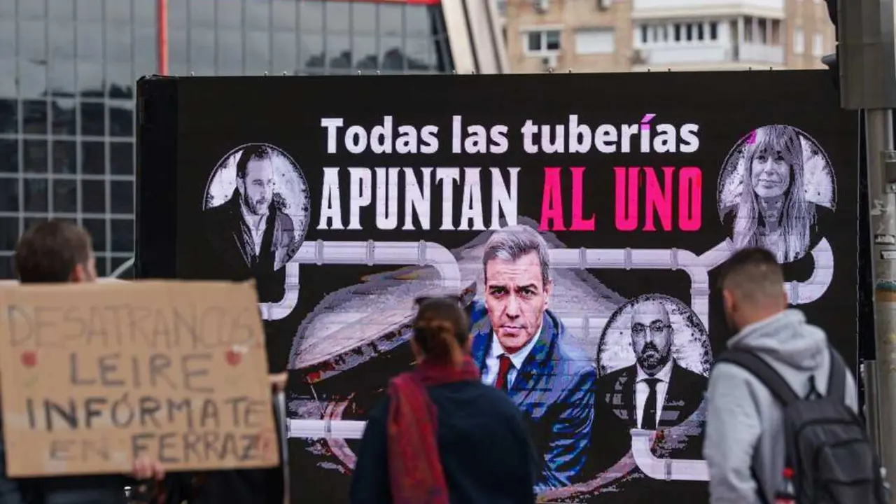 Protestas contra el gobierno frente a los juzgados de Plaza de Castilla durante las declaracviones por el caso &lsquo;Leire D&iacute;ez&rsquo;, a 17 de noviembre de 2025, en Madrid (Espa&ntilde;a). El &lsquo;caso Leire D&iacute;ez&rsquo; investiga los presuntos delitos de tr&aacute;fico de influencias y cohecho de la exmilitante del PSOE. Se le acusa de liderar un plan para obtener informaci&oacute;n comprometedora de la UCO y la Fiscal&iacute;a Anticorrupci&oacute;n, buscando leer m&aacute;s anular investigaciones relevantes.
Fecha: 17/11/2025.

Firma: Matias Chiofalo / Europa Press