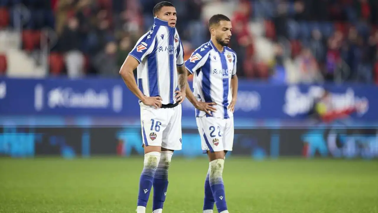 Kervin Arriaga y Jeremy Toljan, tras el partido frente al Osasuna. / EP