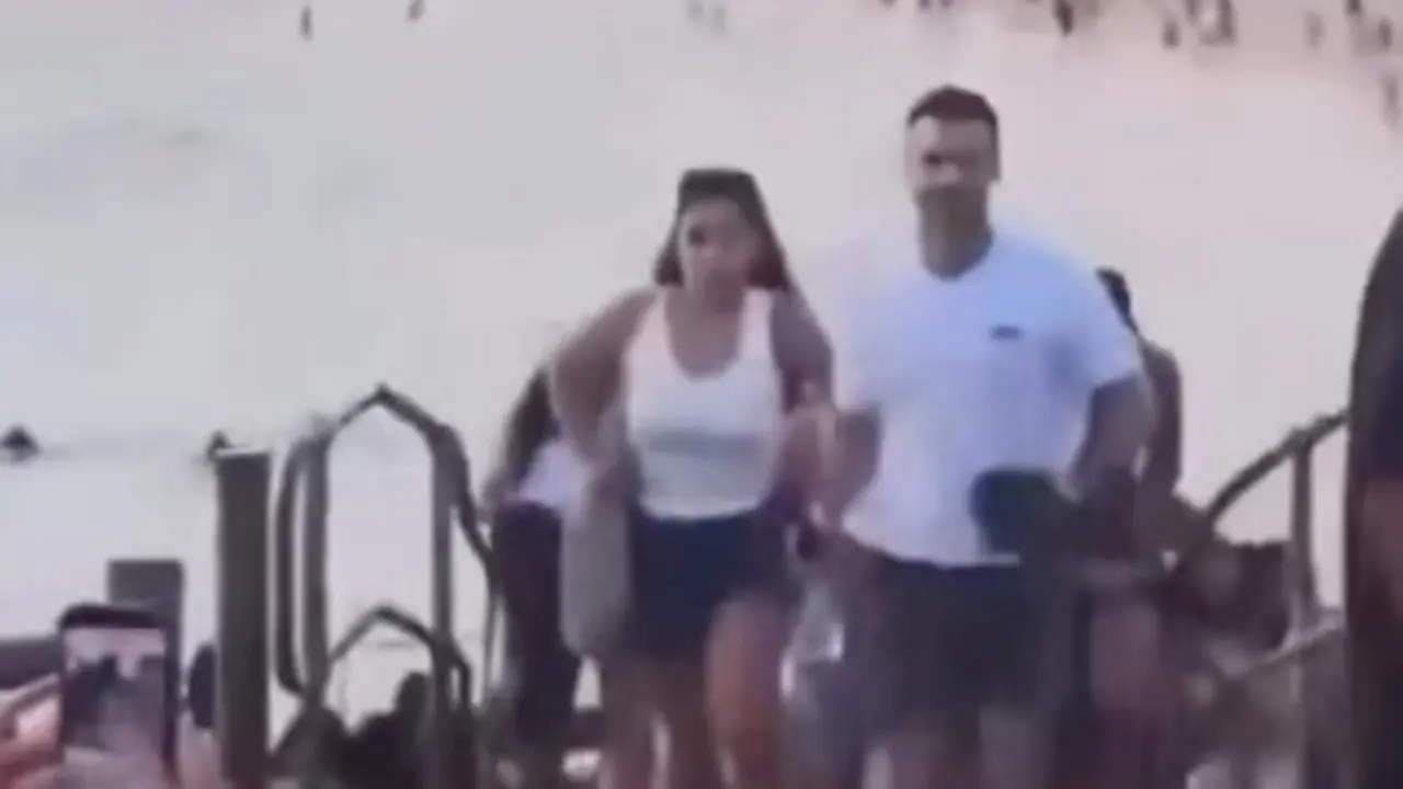 La gente sale corriendo tras o&iacute;r los disparos de Bondi Beach, uno de los lugares m&aacute;s emblem&aacute;ticos de S&iacute;dney, ha sido escenario de un ataque terrorista durante la celebraci&oacute;n p&uacute;blica de Januc&aacute;, que congregaba a cientos de personas, entre ellas familias y ni&ntilde;os.