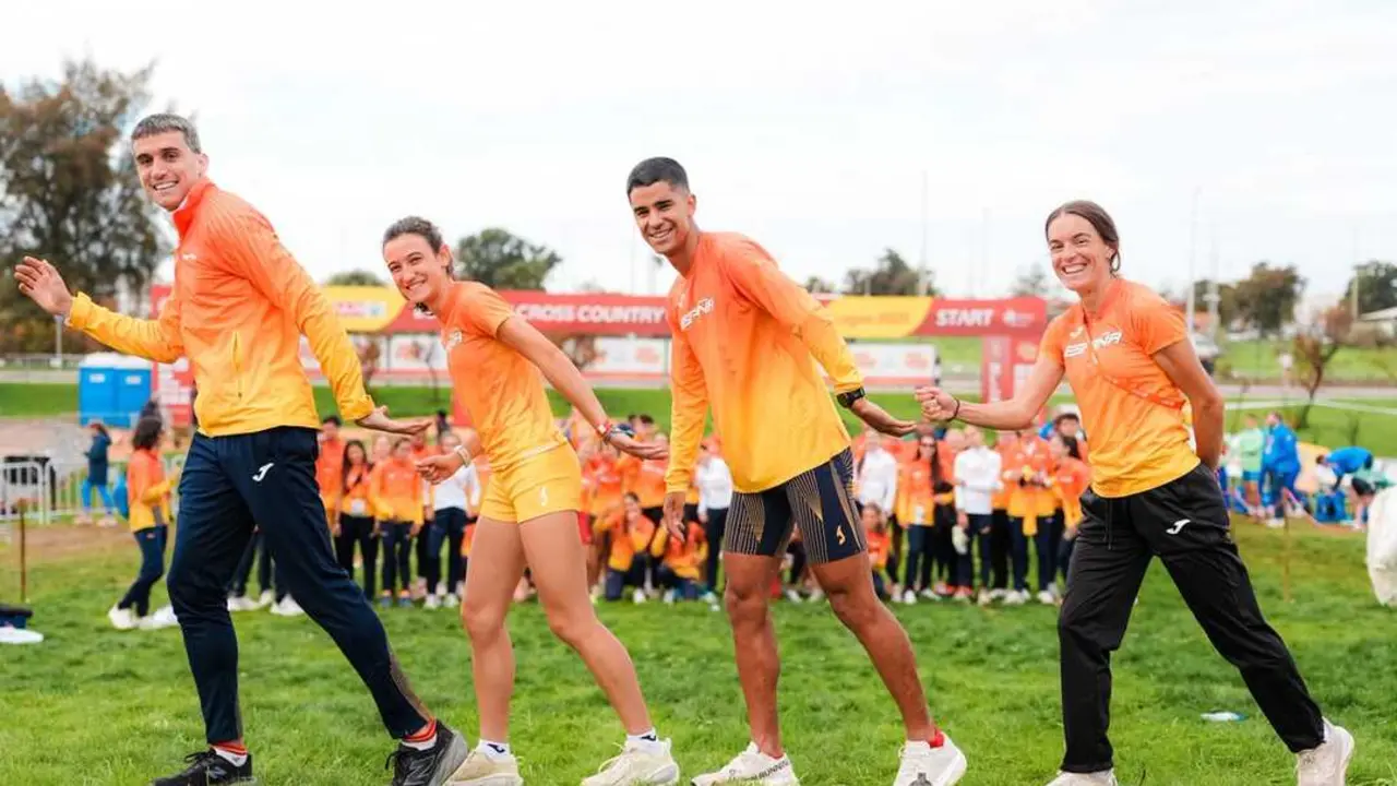 El relevo mixto de Espa&ntilde;a en el Europeo de Cross 2025 de Lagoa: Marta Mitjans, Mariano Garc&iacute;a, Esther Guerrero y Mohamed Attaoui, momentos antes de la salida oficial de la prueba. / Foto: @atletismoRFEA