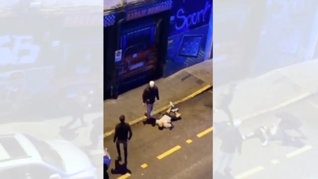 Un joven permanece en el suelo tras ser agredido por dos personas en plena calle del barrio de La Inmobiliaria, en Torrelavega, en un altercado grabado en v&iacute;deo y difundido en redes sociales.