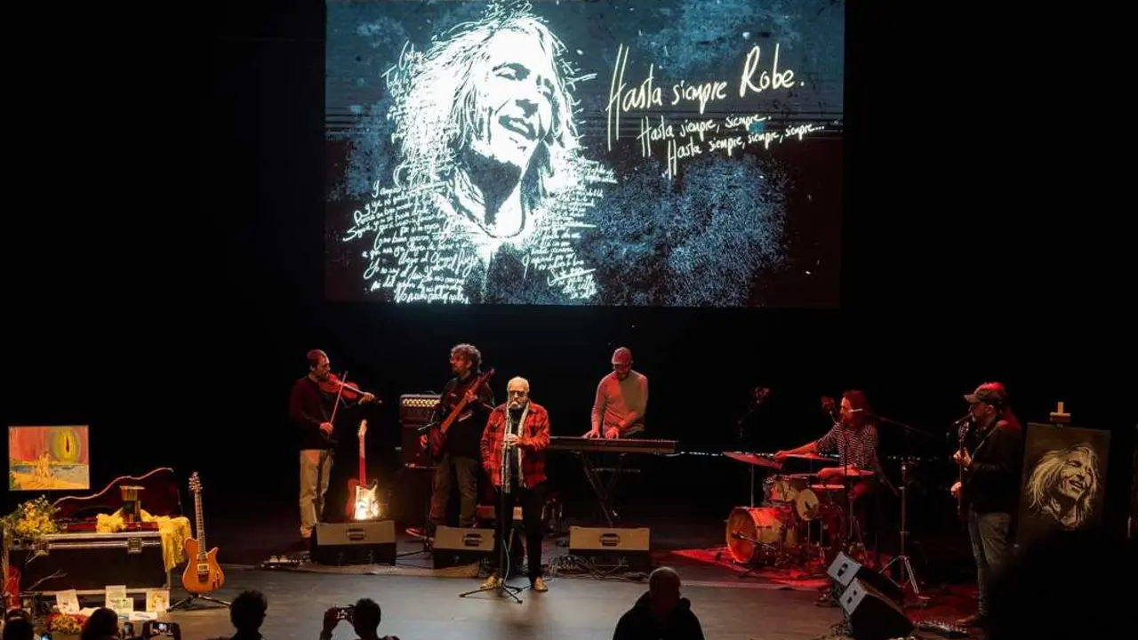 Acto de homenaje a Robe Iniesta, en el Palacio de Congresos en Plasencia. / Andr&eacute;s Rodr&iacute;guez