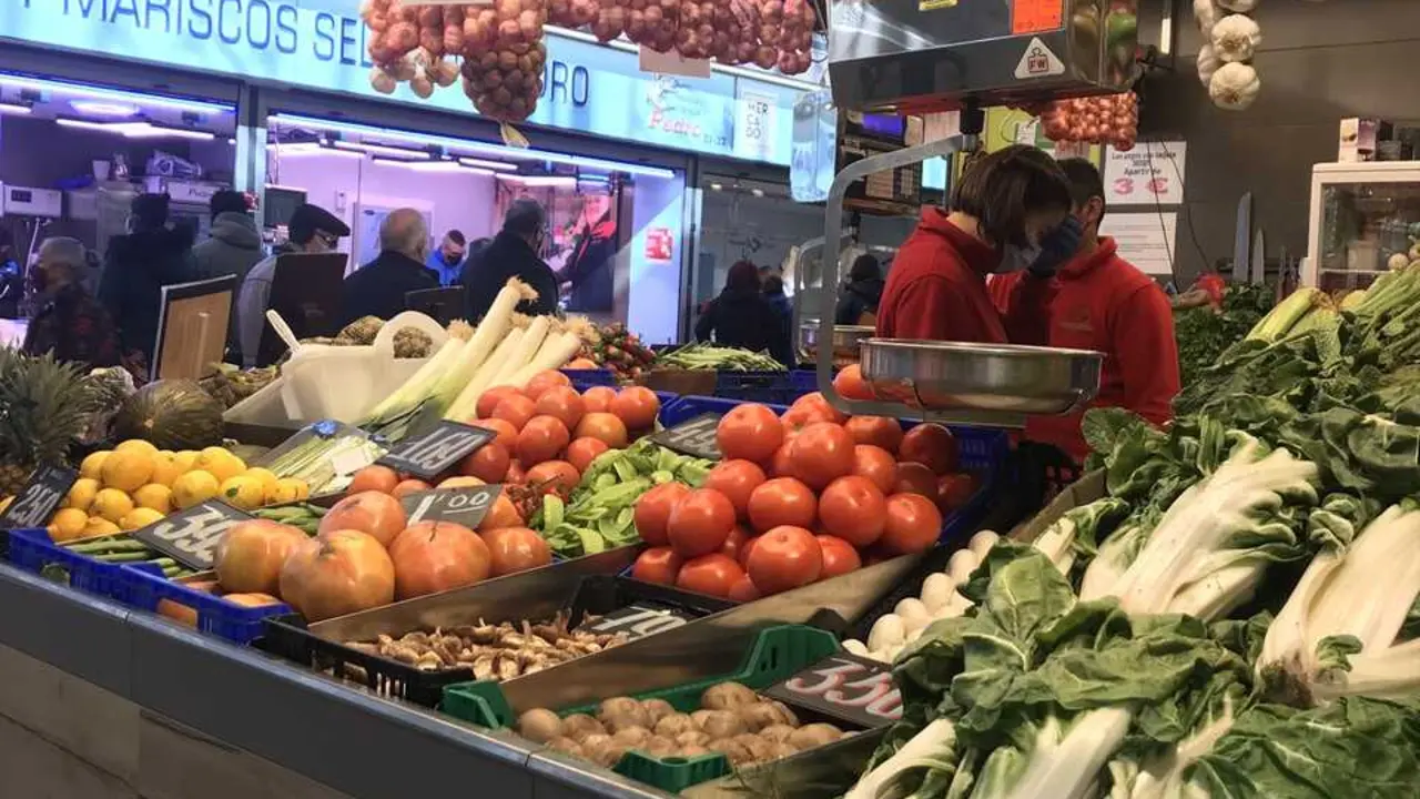 Un puesto de frutas y hortalizas en un mercado. / EP