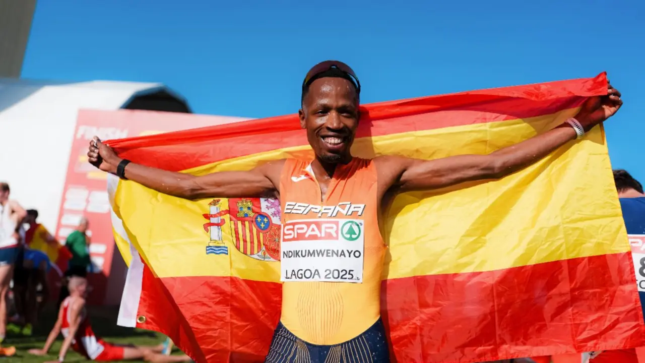 Thierry Ndikumwenayo con la bandera de Espa&ntilde;a tras ganar el campeonato. / RFEA
