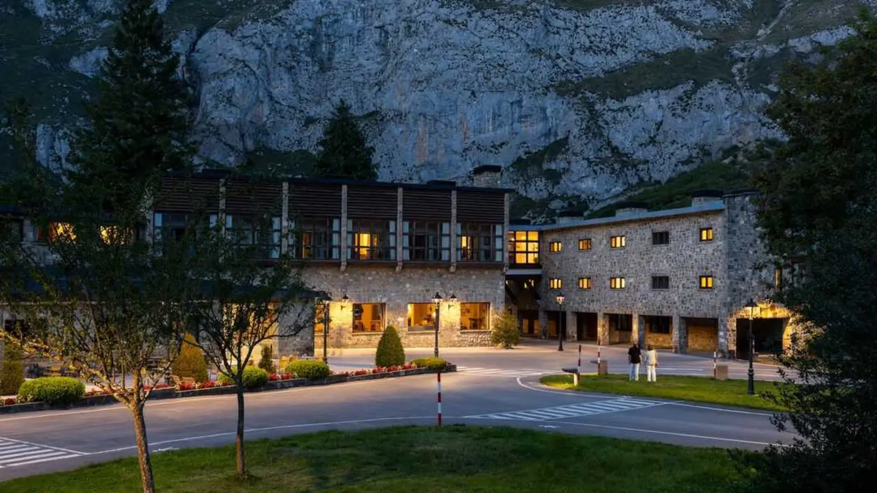 Exterior del Parador de Fuente De. / Paradores