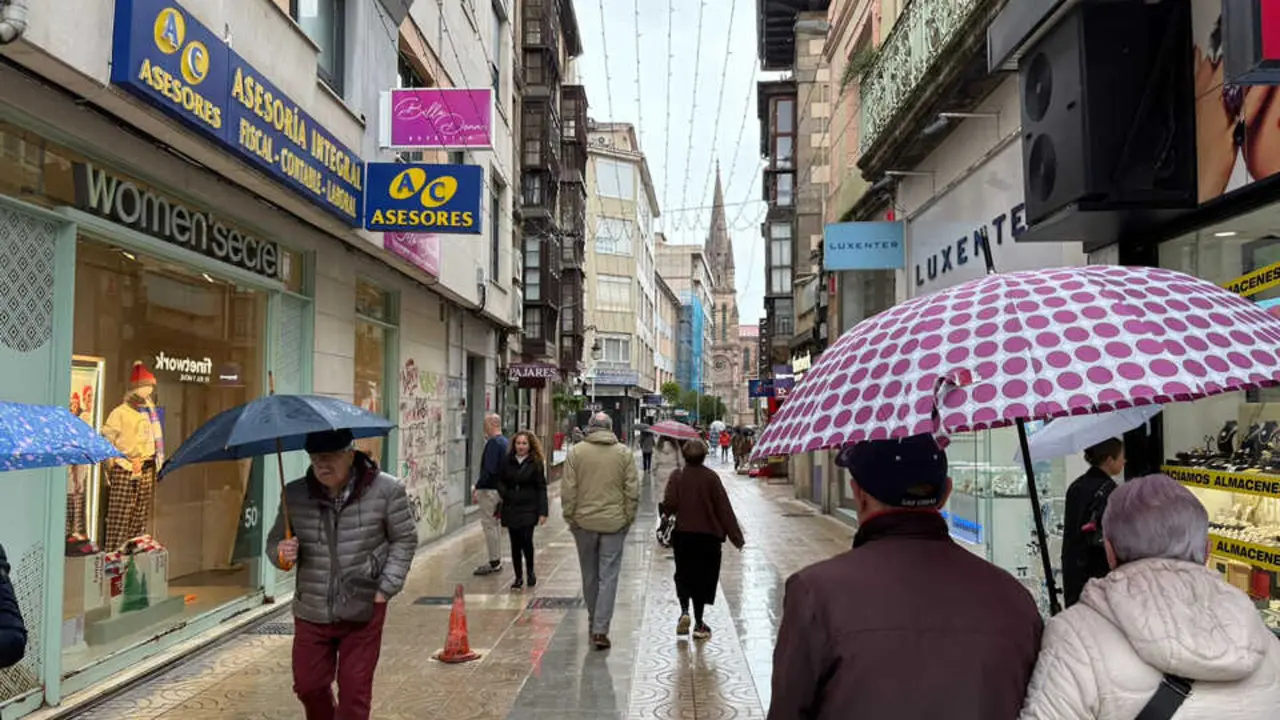 Varias personas paseando por la Calle Consolaci&oacute;n, en Torrelavega. / S.D.