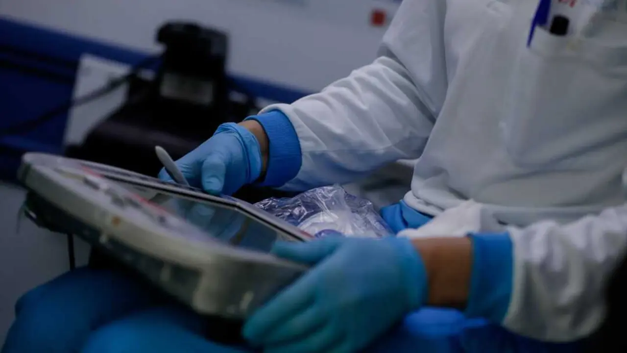 Una sanitaria consulta una tablet durante el cambio de guardia. EP / Archivo