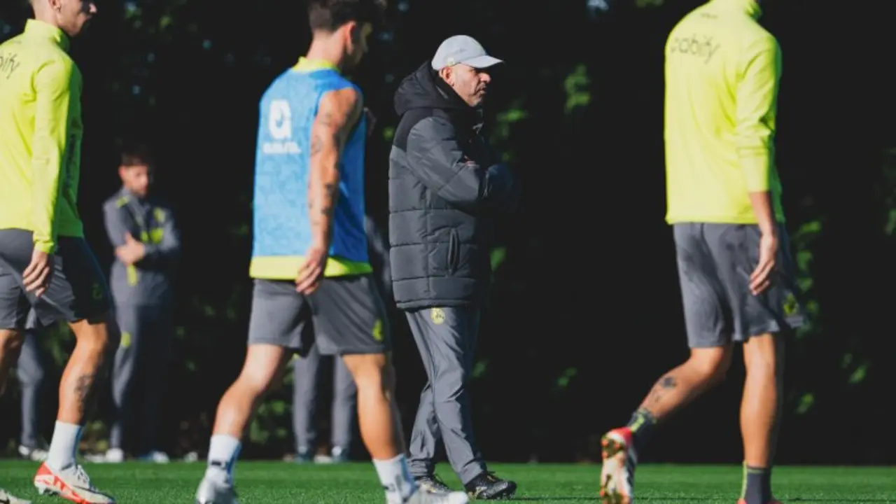 El entrenador del Racing, Jos&eacute; Alberto, dirige el entrenamiento.